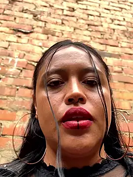 -Mia1 online show from October 31, 2025, 3:24 pm