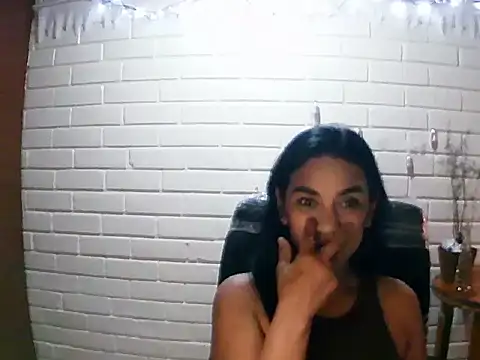 MiiaVelasquez online show from November 18, 2025, 3:56 am