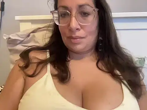 Snapshot of RosaFreya chatting on June 5, 2026, 10:10 am RosaFreya online show from June 5, 2026, 10:10 am