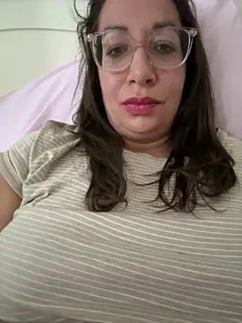 Snapshot of RosaFreya chatting on June 15, 2026, 7:32 am RosaFreya online show from June 15, 2026, 7:32 am