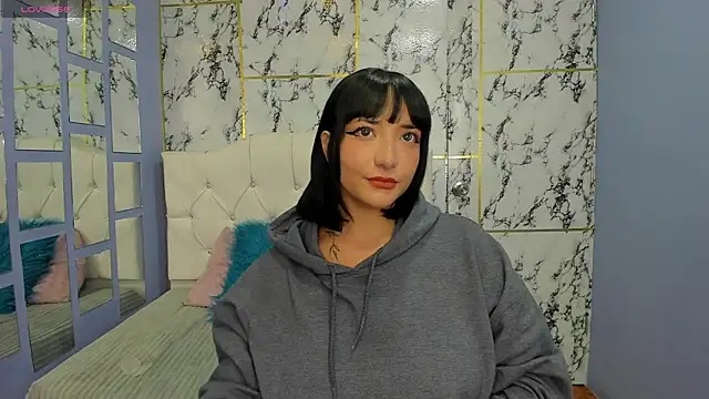 Itsuki N online show from November 14, 2025, 1:32 pm