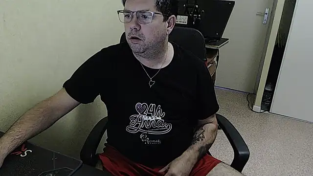 blueandwhite1 online show from December 20, 2024, 3:31 pm