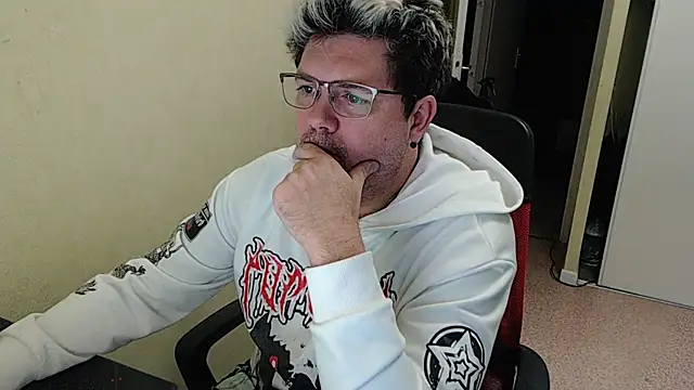 blueandwhite1 online show from January 3, 2025, 5:10 pm