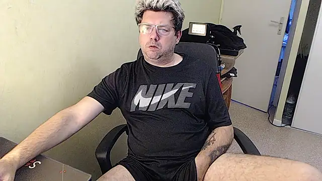 blueandwhite1 online show from January 11, 2025, 8:11 am