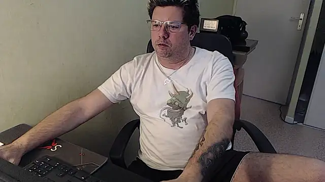 blueandwhite1 online show from January 16, 2025, 3:35 pm