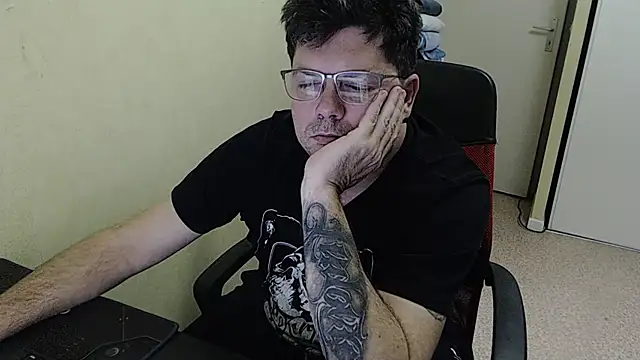 blueandwhite1 online show from February 4, 2025, 9:31 pm