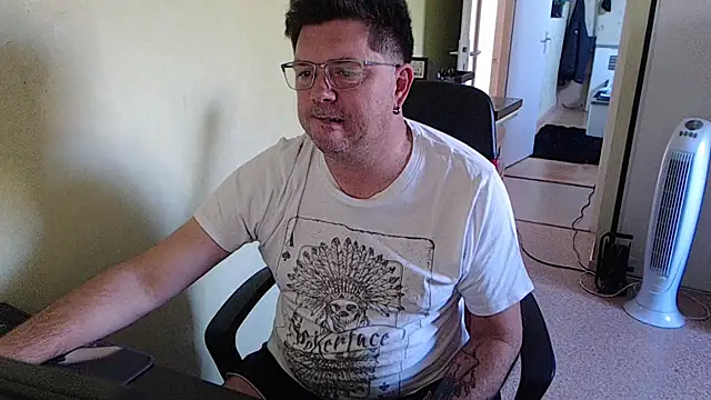 blueandwhite1 online show from September 18, 2025, 2:19 pm