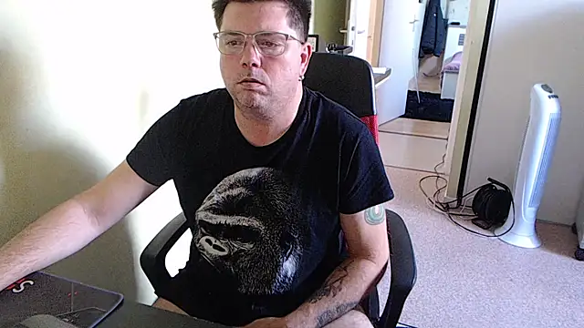 blueandwhite1 online show from October 15, 2025, 3:01 pm