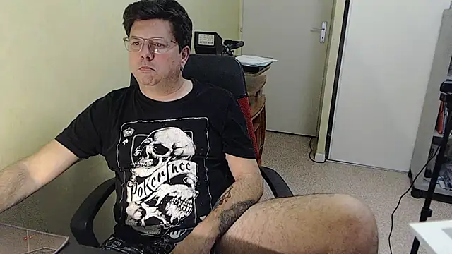 blueandwhite1 online show from December 15, 2025, 4:55 pm