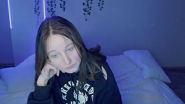 EmmaWise 221 online show from September 13, 2025, 12:16 pm