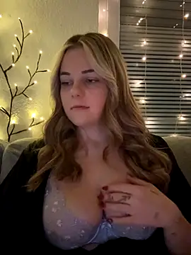 ItsLxsa online show from November 17, 2025, 12:05 am