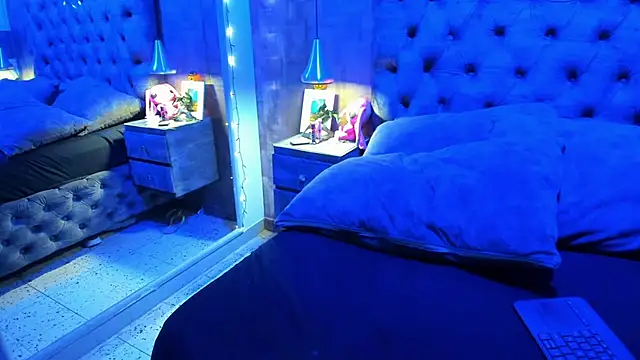 yiyisandoval online show from November 17, 2025, 8:47 pm