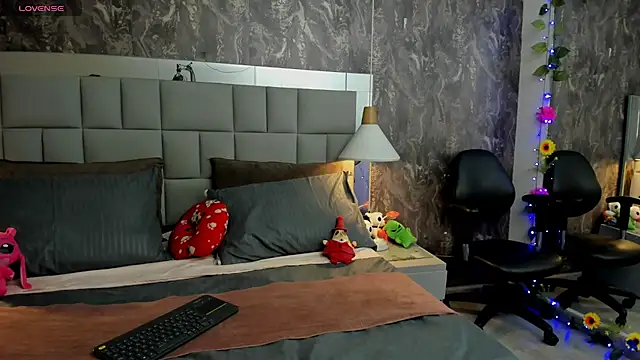 yiyisandoval online show from April 23, 2026, 4:57 am