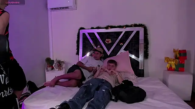 Snapshot of Handsomeboyss19 chatting on December 17, 2025, 1:55 am Handsomeboyss19 online show from December 17, 2025, 1:55 am