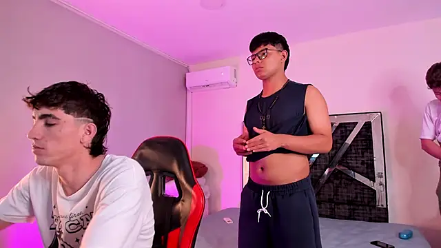 Snapshot of Handsomeboyss19 chatting on February 21, 2026, 4:02 am Handsomeboyss19 online show from February 21, 2026, 4:02 am