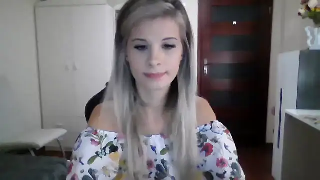 KristineGlow online show from September 25, 2025, 8:45 pm