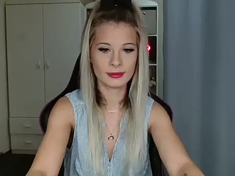 KristineGlow online show from October 17, 2025, 6:27 am