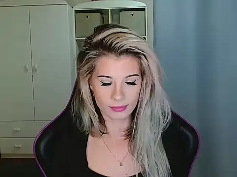 KristineGlow online show from November 27, 2025, 7:32 am