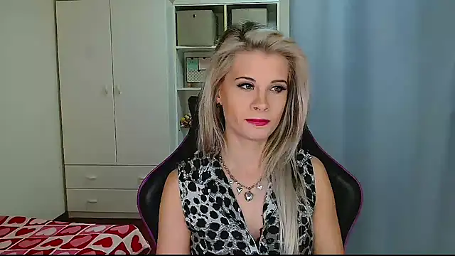 KristineGlow online show from February 3, 2026, 7:13 am