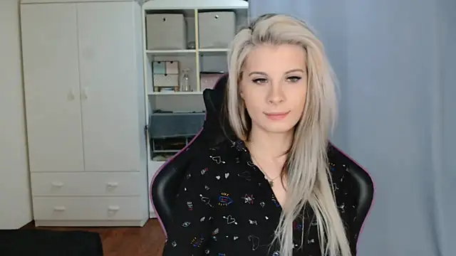 KristineGlow online show from April 20, 2026, 6:16 am