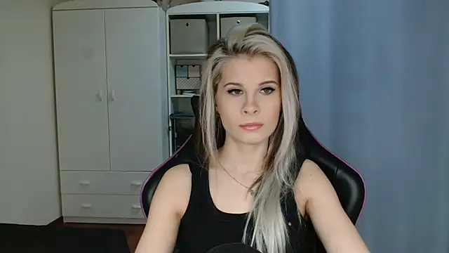 KristineGlow online show from April 22, 2026, 6:16 am