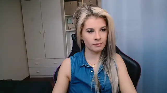 Snapshot of KristineGlow chatting on May 6, 2026, 6:19 am KristineGlow online show from May 6, 2026, 6:19 am