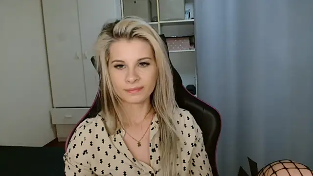 Snapshot of KristineGlow chatting on May 9, 2026, 6:35 pm KristineGlow online show from May 9, 2026, 6:35 pm