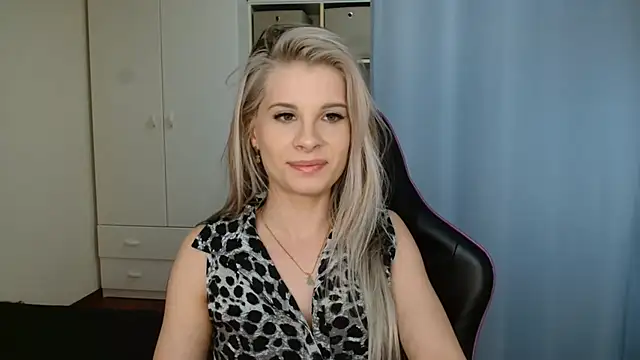 Snapshot of KristineGlow chatting on June 1, 2026, 6:20 pm KristineGlow online show from June 1, 2026, 6:20 pm