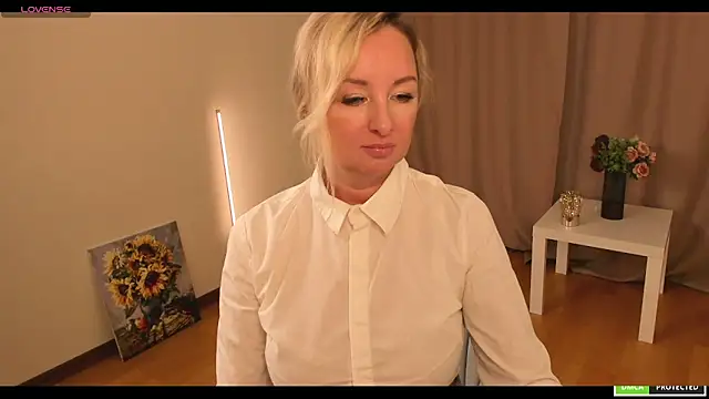 Snapshot of sexmom8 chatting on October 9, 2025, 10:13 am sexmom8 online show from October 9, 2025, 10:13 am