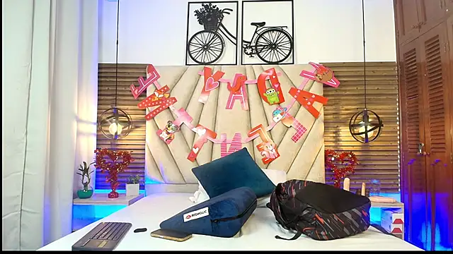 elizawiliamst online show from September 15, 2025, 12:05 pm