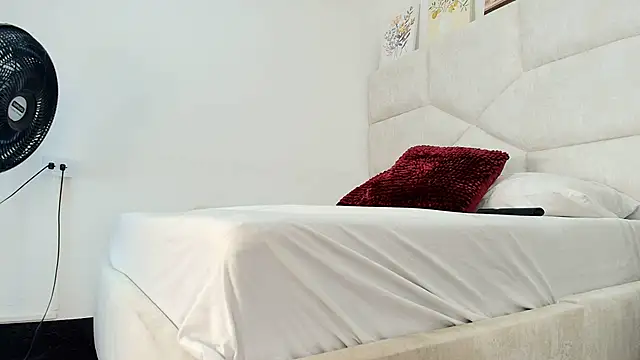 elizawiliamst online show from April 1, 2026, 1:12 pm