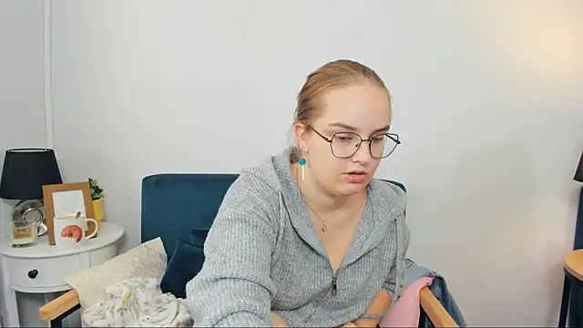 AliceCrazy69 online show from September 17, 2025, 6:26 am