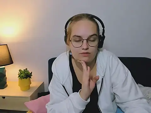 AliceCrazy69 online show from October 5, 2025, 4:33 am