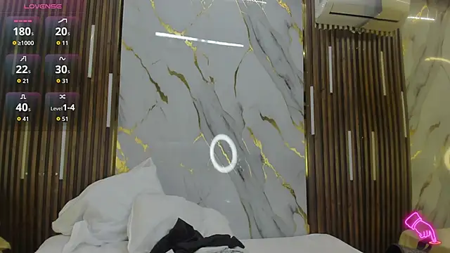 VictoriaDuart online show from April 6, 2026, 8:21 pm