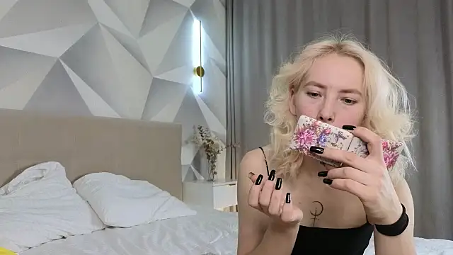 Snapshot of JuliannaWenger chatting on December 18, 2025, 4:13 pm JuliannaWenger online show from December 18, 2025, 4:13 pm