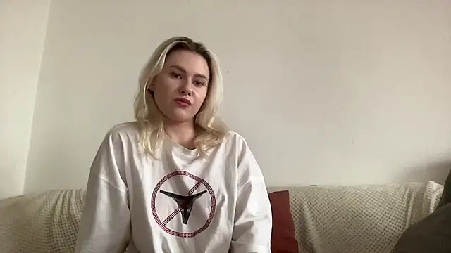 ElaraLuxxxe online show from October 21, 2025, 9:54 am