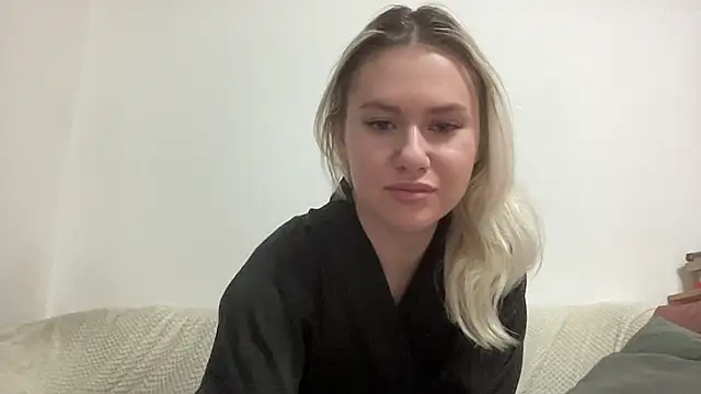 ElaraLuxxxe online show from November 14, 2025, 2:49 pm