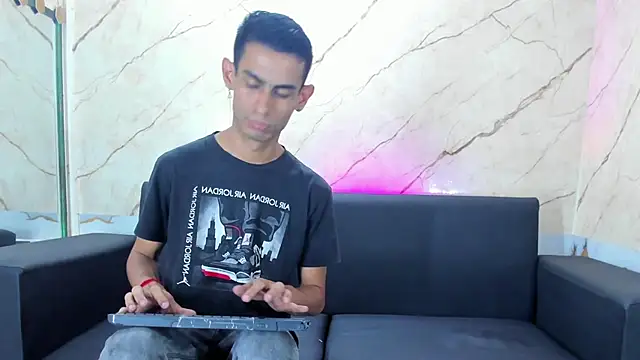 Golldens Dreamss online show from September 18, 2025, 4:03 am