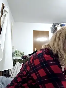 LiluLiluLilu online show from April 18, 2026, 7:07 pm