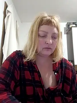 LiluLiluLilu online show from April 19, 2026, 6:43 pm