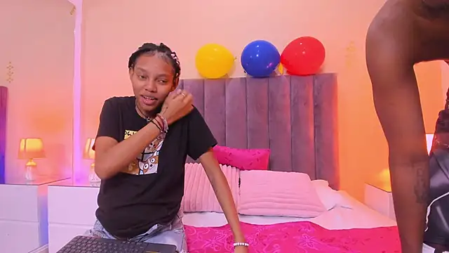 Snapshot of Kiaraa_y_Her_Crazy chatting on June 19, 2026, 4:17 am Kiaraa y Her Crazy online show from June 19, 2026, 4:17 am