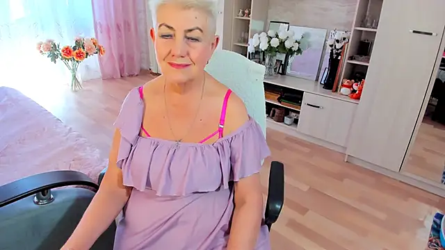 Snapshot of HotandMature chatting on June 3, 2026, 8:28 am HotandMature online show from June 3, 2026, 8:28 am