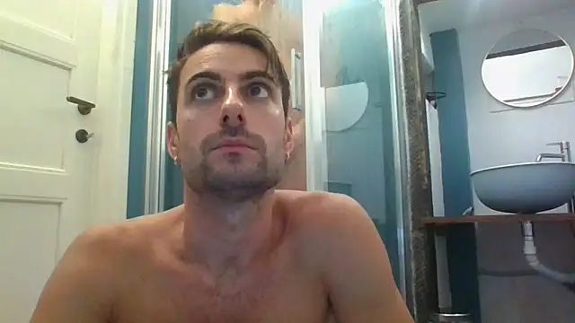 Amicisegreti online show from October 3, 2025, 7:33 pm