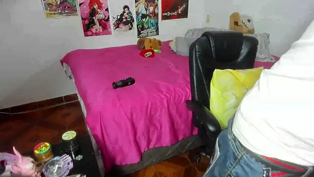 LovexJuxn  online show from November 24, 2025, 4:40 pm