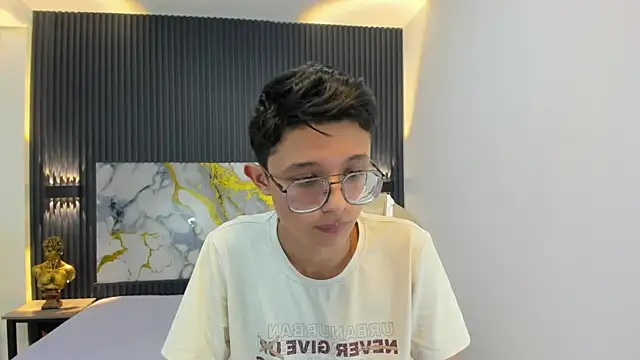 SantiagoRusso18 online show from September 20, 2025, 1:01 pm