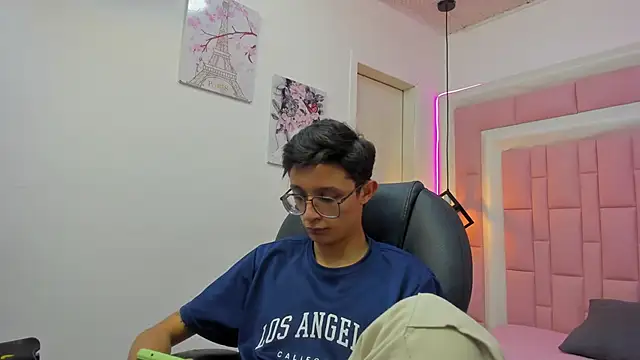 SantiagoRusso18 online show from October 4, 2025, 8:07 pm