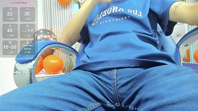 SantiagoRusso18 online show from November 3, 2025, 6:31 pm