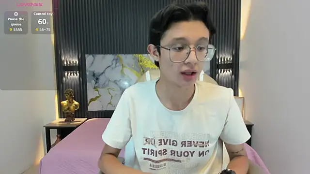 SantiagoRusso18 online show from November 11, 2025, 1:11 pm