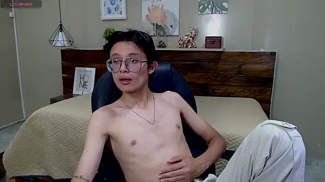 SantiagoRusso18 online show from December 3, 2025, 8:18 pm