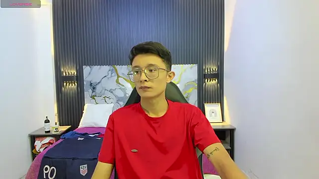 SantiagoRusso18 online show from February 13, 2026, 7:54 pm